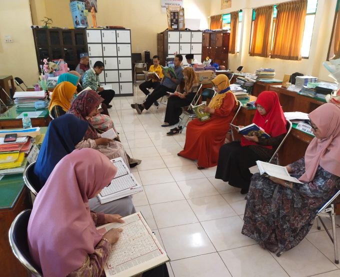 Guru dan Staf TU UPT SMP Negeri 3 Tuban Gelar Tadarus Bersama Selama Bulan Ramadhan