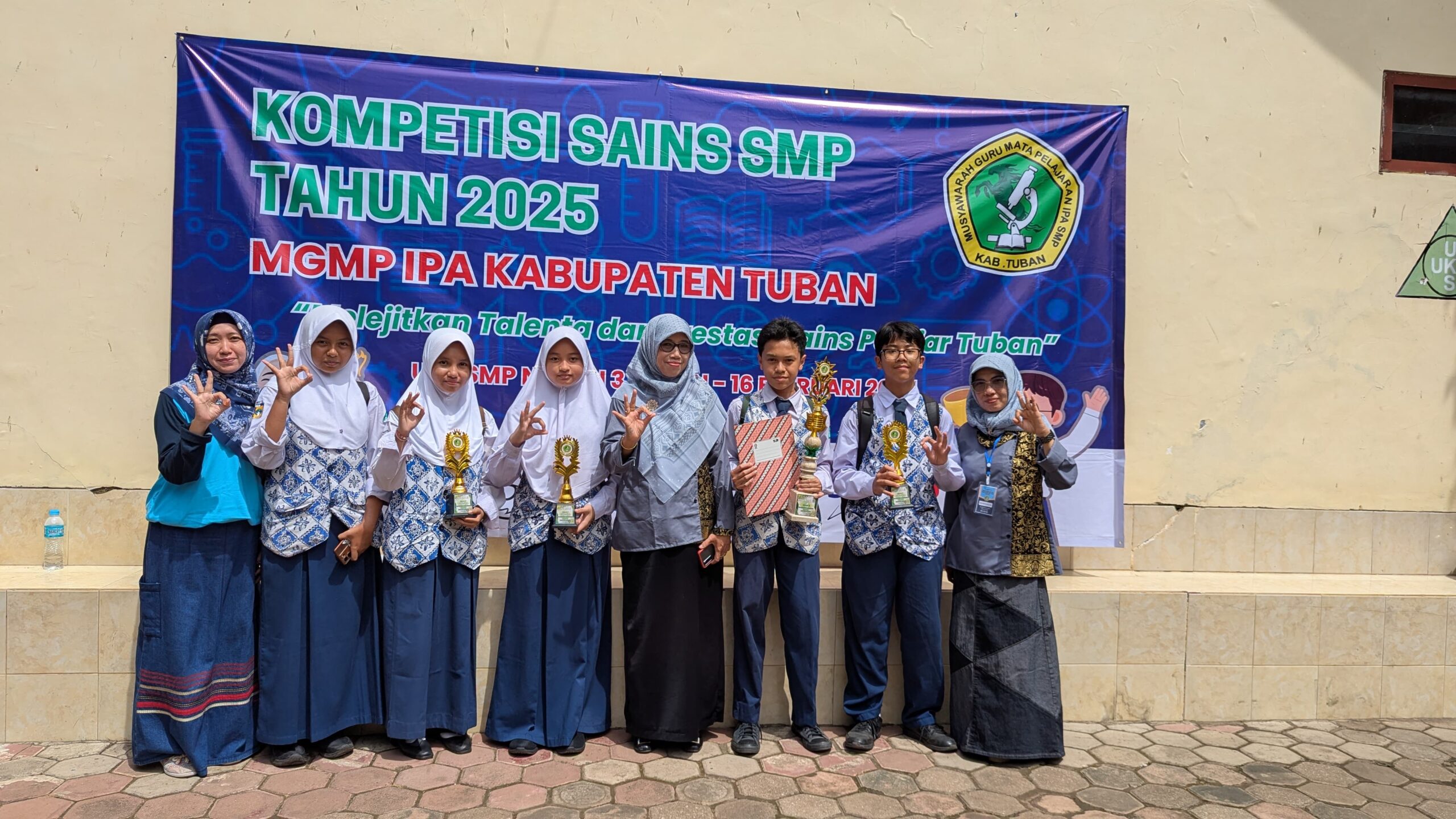 6 Peserta Lomba KSN IPA 4 diantaranya juara 2 kabupaten dan juara gugus kelas 9 atas nama ; Mahdiya Almay Fareqa 9B juara gugus kelas 7 atas nama Dahayu Natha Sihwi juara 1, dan Daffa Rizqi Haidar juara 2 gugus 2