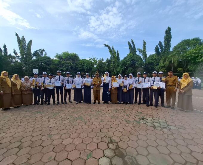 "Penyerahan Hadiah Classmeeting UPT SMP Negeri 3 Tuban Tahun Ajaran 2025/2026''